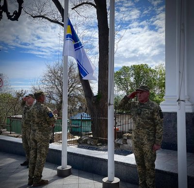 В Одесі до Дня українського прапора на Чорному морі підняли стяг ВМС на головній площі міста В Одесі до Дня українського прапора на Чорному морі підняли стяг ВМС на головній площі міста