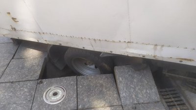 В центрі Житомира вантажівка проломила плити на пішохідному фонтані: що сталося