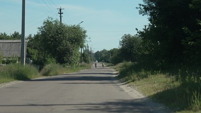 Семенівка на Чернігівщині: через дронів-ждунів заховали автівки та пересіли на велосипеди Семенівка на Чернігівщині: через дронів-ждунів заховали автівки та пересіли на велосипеди