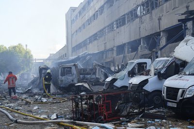Наслідки авіаудару РФ по терміналу "Нової пошти" у Харкові Наслідки авіаудару РФ по терміналу "Нової пошти" у Харкові