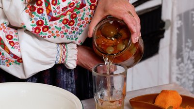 Коржі без яєць і молока: господиня з Рівненщини розповіла про рецепт на розсолі з помідорів Коржі без яєць і молока: господиня з Рівненщини розповіла про рецепт на розсолі з помідорів