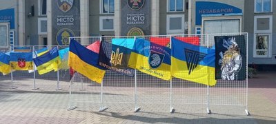 Символ єдності тилу і фронту: у Хмельницькому відбулась виставка прапорів з різних військових частин Символ єдності тилу і фронту: у Хмельницькому відбулась виставка прапорів з різних військових частин