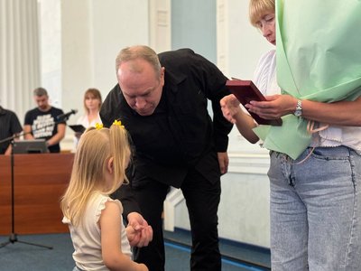 У Черкасах родинам полеглих захисників вручили посмертні нагороди У Черкасах родинам полеглих захисників вручили посмертні нагороди