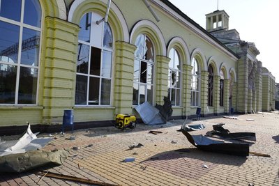 Пошкоджений залізничний вокзал у Лозовій Пошкоджений залізничний вокзал у Лозовій
