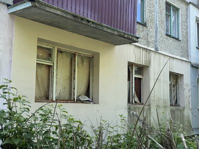 Армія РФ вдарила біля біля багатоповерхівки у Сумах. ФОТО Армія РФ вдарила біля біля багатоповерхівки у Сумах. ФОТО