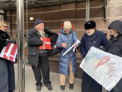 Український дисидент Микола Матусевич організував акцію подяки біля посольства Данії Український дисидент Микола Матусевич організував акцію подяки біля посольства Данії