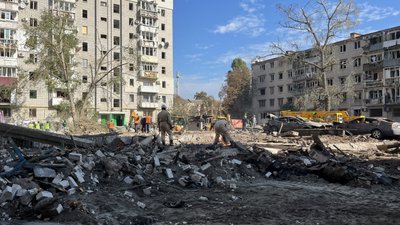 «Рятувальники побачили – рука стирчить»: що розповіли місцеві про ракетний обстріл Кременчука «Рятувальники побачили – рука стирчить»: що розповіли місцеві про ракетний обстріл Кременчука
