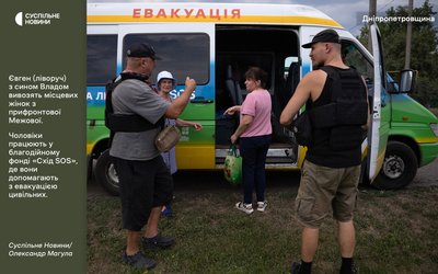 Волонтери благодійного фонду "Схід SOS" вивозять місцевих жінок з прифронтової Межової на Дніпропетровщині Волонтери благодійного фонду "Схід SOS" вивозять місцевих жінок з прифронтової Межової на Дніпропетровщині