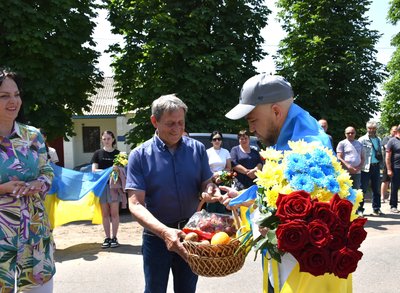У селі на Вінниччині зустріли бійця, який понад два роки був у російському полоні У селі на Вінниччині зустріли бійця, який понад два роки був у російському полоні