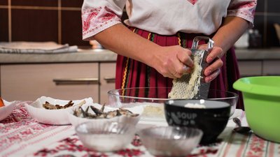 Суспільне Рівне розпочинає новий проєкт "Кулінарний спадок" про гастрономічну спадщину Рівненщини Суспільне Рівне розпочинає новий проєкт "Кулінарний спадок" про гастрономічну спадщину Рівненщини