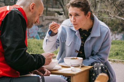 В Одесі готували козацький куліш, щоб зібрати гроші на дрон для ЗСУ В Одесі готували козацький куліш, щоб зібрати гроші на дрон для ЗСУ
