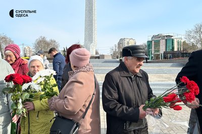 Поклали квіти на площі 10 квітня: в Одесі відзначили 81-шу річницю звільнення від окупації Поклали квіти на площі 10 квітня: в Одесі відзначили 81-шу річницю звільнення від окупації