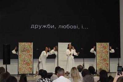 У Звягелі показали виставу «Усе буде добре, цілую…» та зібрали гроші для військових У Звягелі показали виставу «Усе буде добре, цілую…» та зібрали гроші для військових