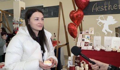 Аромасвічки, цукерки та "швидкі побачення": що пропонують на крафтовому ярмарку в Сумах Аромасвічки, цукерки та "швидкі побачення": що пропонують на крафтовому ярмарку в Сумах