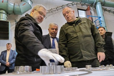 Міністр енергетики України Герман Галущенко (ліворуч) та президент Енергоатому Петро Котін (праворуч) відвідали підприємство на півдні України, де планують виробляти компоненти ядерного палива для вітчизняних атомних енергоблоків, березень 2023 року Міністр енергетики України Герман Галущенко (ліворуч) та президент Енергоатому Петро Котін (праворуч) відвідали підприємство на півдні України, де планують виробляти компоненти ядерного палива для вітчизняних атомних енергоблоків, березень 2023 року