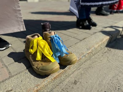 "Між небом і землею, але є надія": у Черкасах відбулася акція на підтримку зниклих та полонених "Між небом і землею, але є надія": у Черкасах відбулася акція на підтримку зниклих та полонених