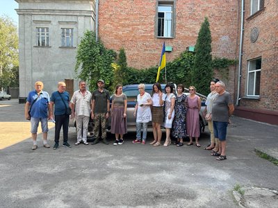 "Рятує не тільки техніку, а й хлопців": черкаським військовим передали автомобіль "Рятує не тільки техніку, а й хлопців": черкаським військовим передали автомобіль