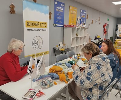 Жінки у "Жіночому клубі" на Харківщині шиють котиків Жінки у "Жіночому клубі" на Харківщині шиють котиків