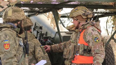 Як артилеристи 156 бригади відпрацьовують стрільби на гарматі Як артилеристи 156 бригади відпрацьовують стрільби на гарматі