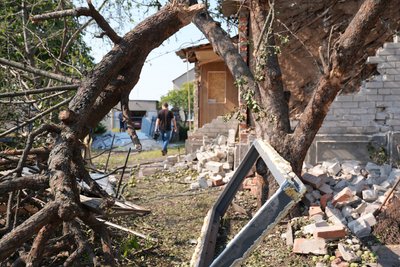 Пошкоджене подвір'я в Ізюмі після удару РСЗВ Пошкоджене подвір'я в Ізюмі після удару РСЗВ