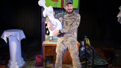 "Одноденний герой". У Херсоні відбулась прем'єра моновистави за п'єсою військового Володимира Туки "Одноденний герой". У Херсоні відбулась прем'єра моновистави за п'єсою військового Володимира Туки