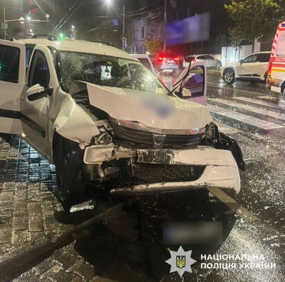 Фото з місця аварії, яка трапилась на перехресті вулиць Героїв Майдану-Садова у Чернівцях Фото з місця аварії, яка трапилась на перехресті вулиць Героїв Майдану-Садова у Чернівцях