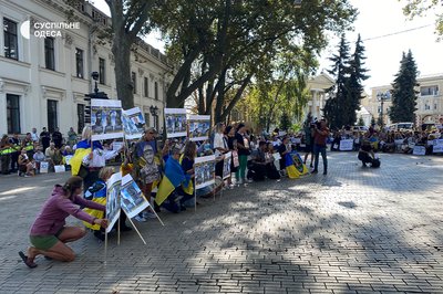 Одесити вчергове вийшли на пікет проти тендерів та закликали віддати гроші на армію Одесити вчергове вийшли на пікет проти тендерів та закликали віддати гроші на армію
