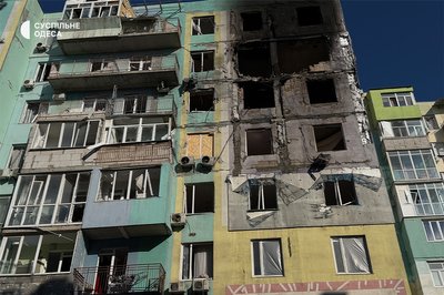"Зустріли тривогу і вибухи в коридорі": РФ атакувала дронами житлові будинки в Одесі "Зустріли тривогу і вибухи в коридорі": РФ атакувала дронами житлові будинки в Одесі