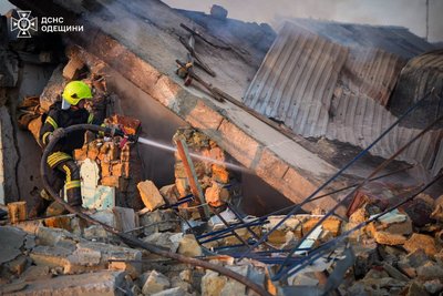 На Одещині через ракетну атаку виникла пожежа на СТО та загорілися автівки На Одещині через ракетну атаку виникла пожежа на СТО та загорілися автівки