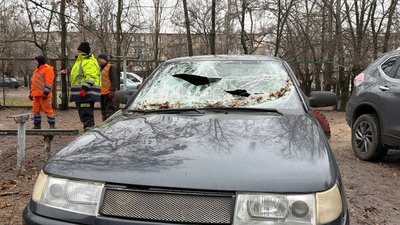 Пошкоджені автівки, повалені світлофори. У Дніпрі оголосили штормове попередження Пошкоджені автівки, повалені світлофори. У Дніпрі оголосили штормове попередження