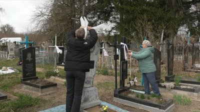 Як прикрашають могильні хрести на Рівненському Поліссі