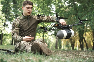 військовий тримає в руках дрон на оптоволокні військовий тримає в руках дрон на оптоволокні