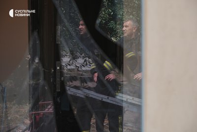 Рятувальники в одному з районів Харкова, де російський безпілотник атакував і пошкодив будівлю одного із районних ТЦК міста Рятувальники в одному з районів Харкова, де російський безпілотник атакував і пошкодив будівлю одного із районних ТЦК міста