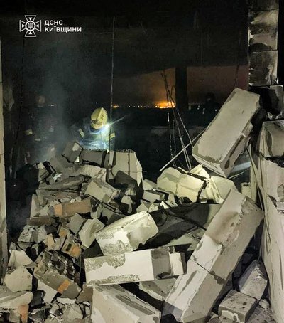 Уламки БпЛА влучили у недобудовану багатоповерхівку: наслідки російської атаки Київщини Уламки БпЛА влучили у недобудовану багатоповерхівку: наслідки російської атаки Київщини