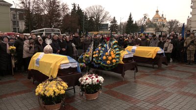 З військовими Андрієм Пономаренком, Віктором Полунцем та Віктором Мандзюком попрощалися у Рівному З військовими Андрієм Пономаренком, Віктором Полунцем та Віктором Мандзюком попрощалися у Рівному