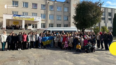 Учні вінницького ліцею передали мікроавтобус для оборонців Учні вінницького ліцею передали мікроавтобус для оборонців