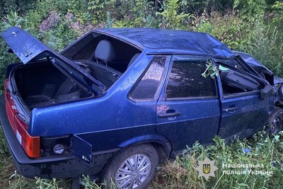 Одна людина загинула, інша — у лікарні: на Черкащині водій в'їхав в електроопору