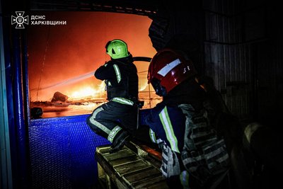 На підприємстві у Васищевому під Харковом зайнялася пожежа після атаки дронів РФ 26 травня 2025 року На підприємстві у Васищевому під Харковом зайнялася пожежа після атаки дронів РФ 26 травня 2025 року