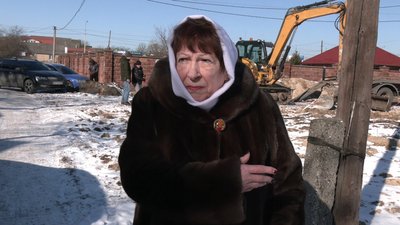 Рівнянка занепокоєна будівництвом на газових трубах біля її будинку Рівнянка занепокоєна будівництвом на газових трубах біля її будинку