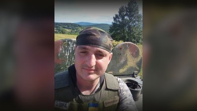 В'яжуть шкарпетки та плетуть маскувальні сітки: подружжя з Чернігівщини, яке втратило будинок, допомагає військовим В'яжуть шкарпетки та плетуть маскувальні сітки: подружжя з Чернігівщини, яке втратило будинок, допомагає військовим
