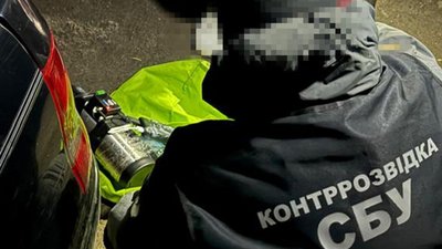Слідчий СБУ поруч із саморобним вибуховим пристроєм (СВП) Слідчий СБУ поруч із саморобним вибуховим пристроєм (СВП)