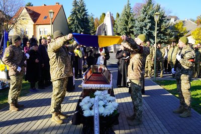 В Ужгороді попрощалися із загиблим військовослужбовцем Михайлом Гончаруком В Ужгороді попрощалися із загиблим військовослужбовцем Михайлом Гончаруком