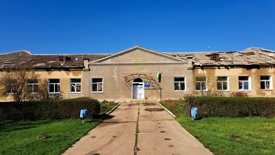 Пошкоджена будівля школи селище Зелений Гай Комарська громада Донецька область 4 квітня 2025 рік Пошкоджена будівля школи селище Зелений Гай Комарська громада Донецька область 4 квітня 2025 рік