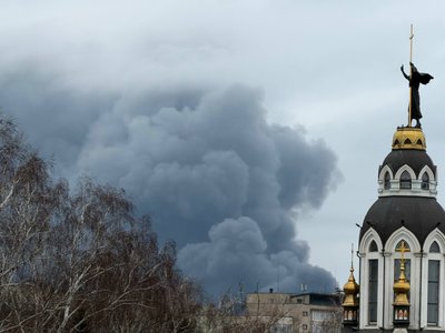 Уламки ракети на дитячому майданчику. Армія РФ атакувала середмістя Дніпра: що відбувається на місці обстрілу Уламки ракети на дитячому майданчику. Армія РФ атакувала середмістя Дніпра: що відбувається на місці обстрілу