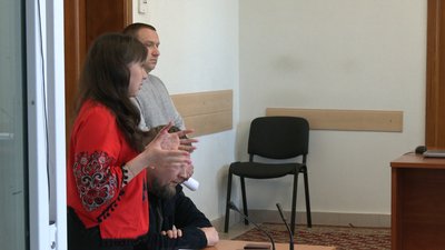 21-річну дівчину з Чернігова, яку підозрюють у вбивстві батька, залишили під вартою 21-річну дівчину з Чернігова, яку підозрюють у вбивстві батька, залишили під вартою