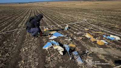 Іскандер на Чернігівщині: фахівці ДСНС знищили 5 вибухонебезпечних предметів Іскандер на Чернігівщині: фахівці ДСНС знищили 5 вибухонебезпечних предметів
