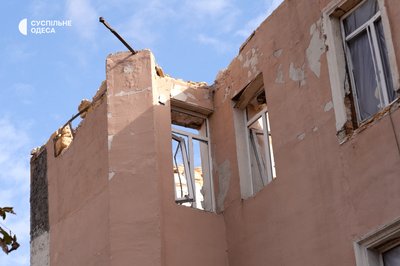 "Пройшли дощі – воно не висихає": як живуть мешканці пошкодженого "шахедом" будинку в Одесі