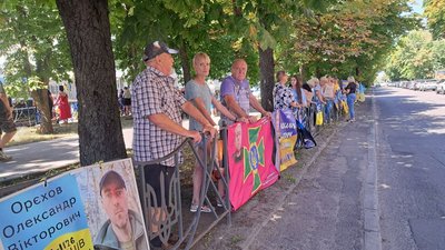 «Віримо, що дочекаємося»: у Черкасах відбулася акція «Не мовчи — полон вбиває» «Віримо, що дочекаємося»: у Черкасах відбулася акція «Не мовчи — полон вбиває»