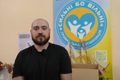 "Ми тут потрібні": керівник ГО "Сильні Бо Вільні" про роботу під обстрілами та допомогу людям на Херсонщині "Ми тут потрібні": керівник ГО "Сильні Бо Вільні" про роботу під обстрілами та допомогу людям на Херсонщині