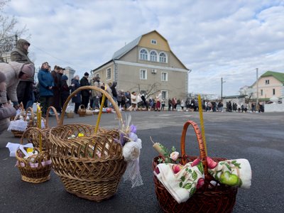 Люди зібрались до храму, аби освятити кошики Люди зібрались до храму, аби освятити кошики